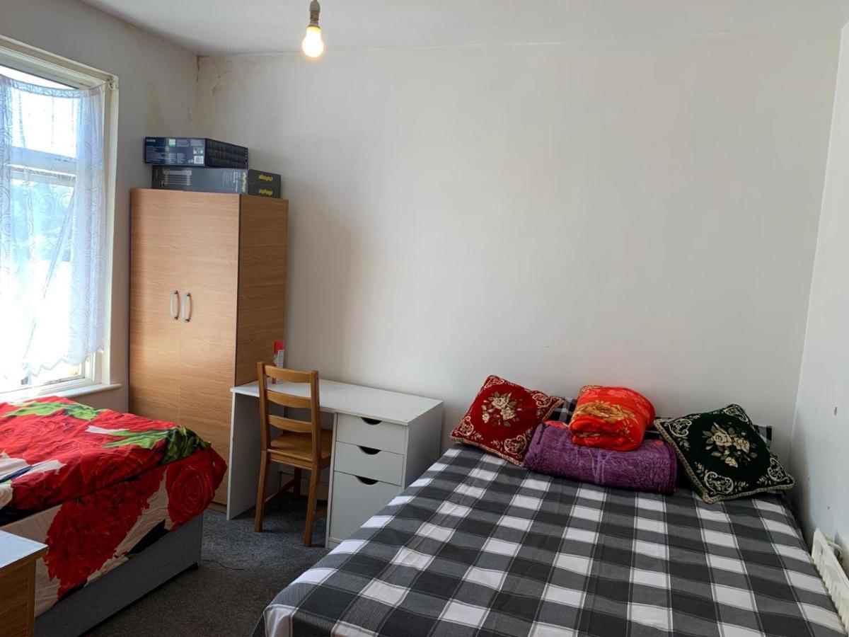 Guest house Double Bedroom Near The St Street Rail Station *