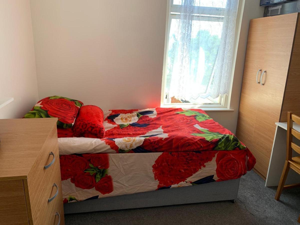 Double Bedroom Near The St Street Rail Station Guest house