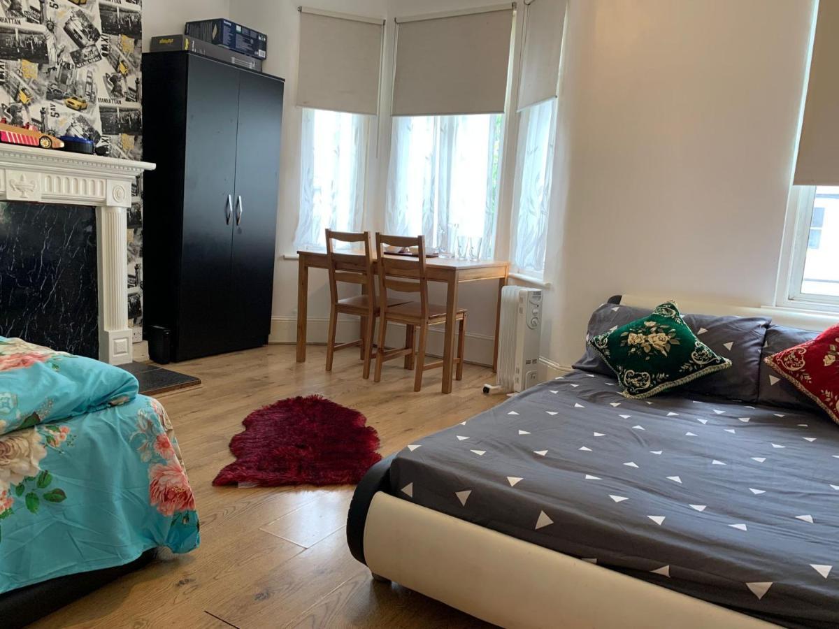 Guest house Double Bedroom Near The St Street Rail Station