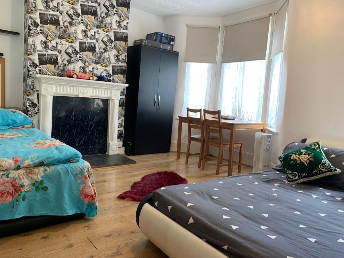Double Bedroom Near The St Street Rail Station