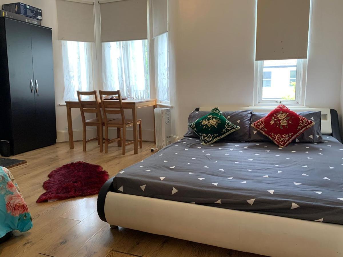 Double Bedroom Near The St Street Rail Station Guest house