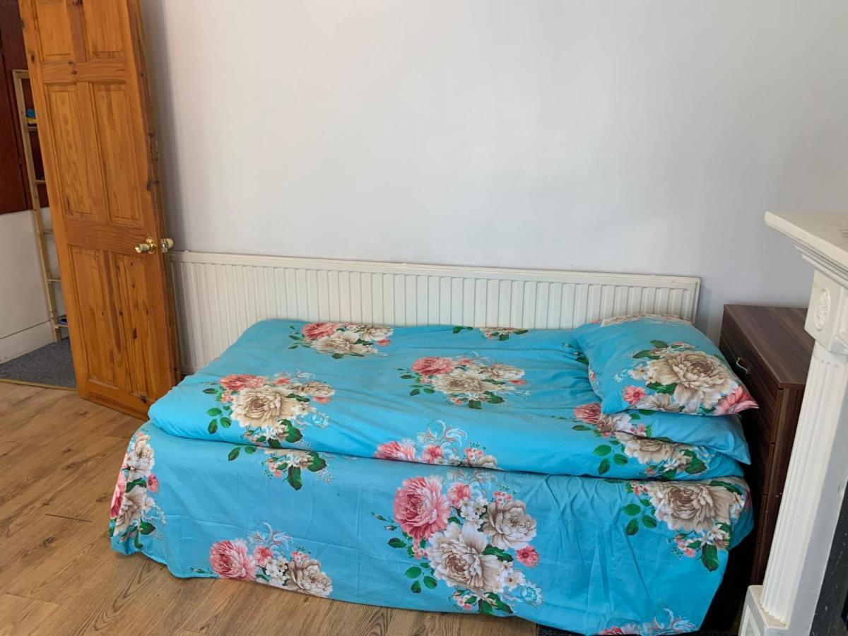 Double Bedroom Near The St Street Rail Station Guest house *