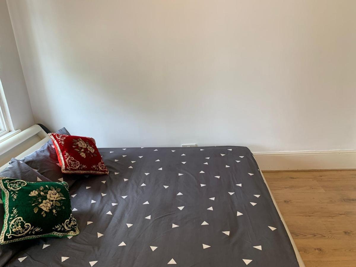Double Bedroom Near The St Street Rail Station Guest house *