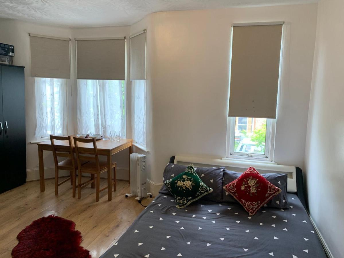 Guest house Double Bedroom Near The St Street Rail Station *