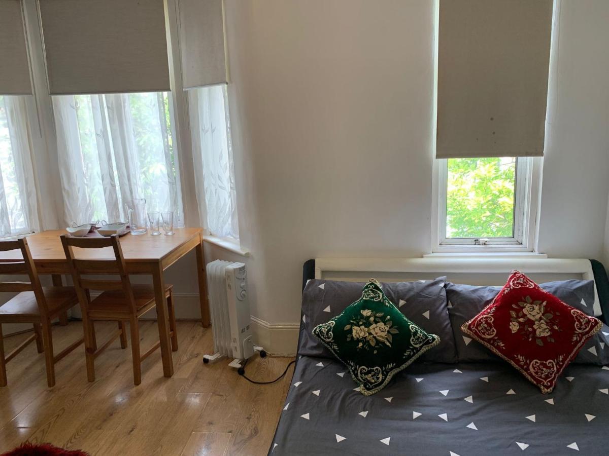 Double Bedroom Near The St Street Rail Station Guest house *