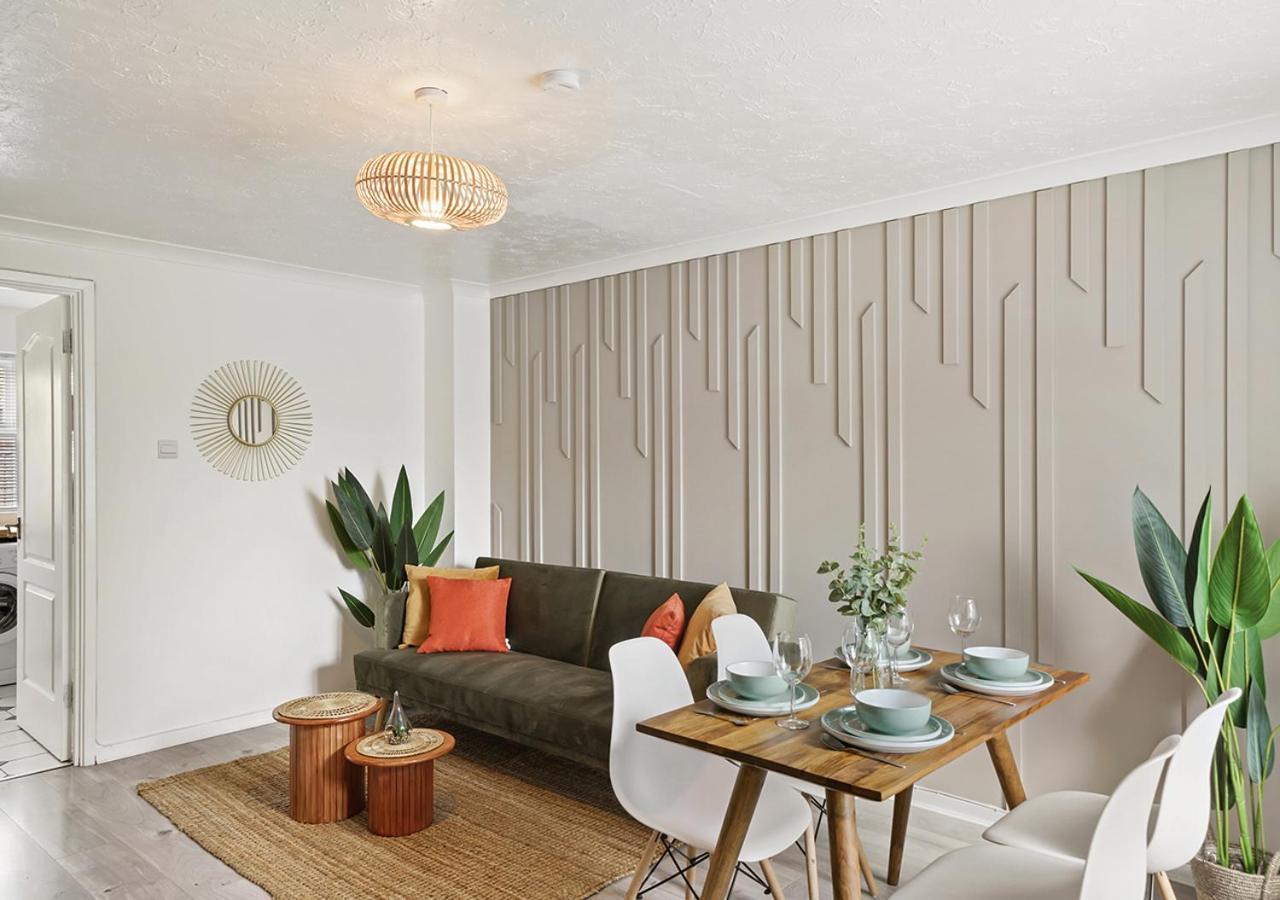 East House Near Tube With Parking Feriehus London