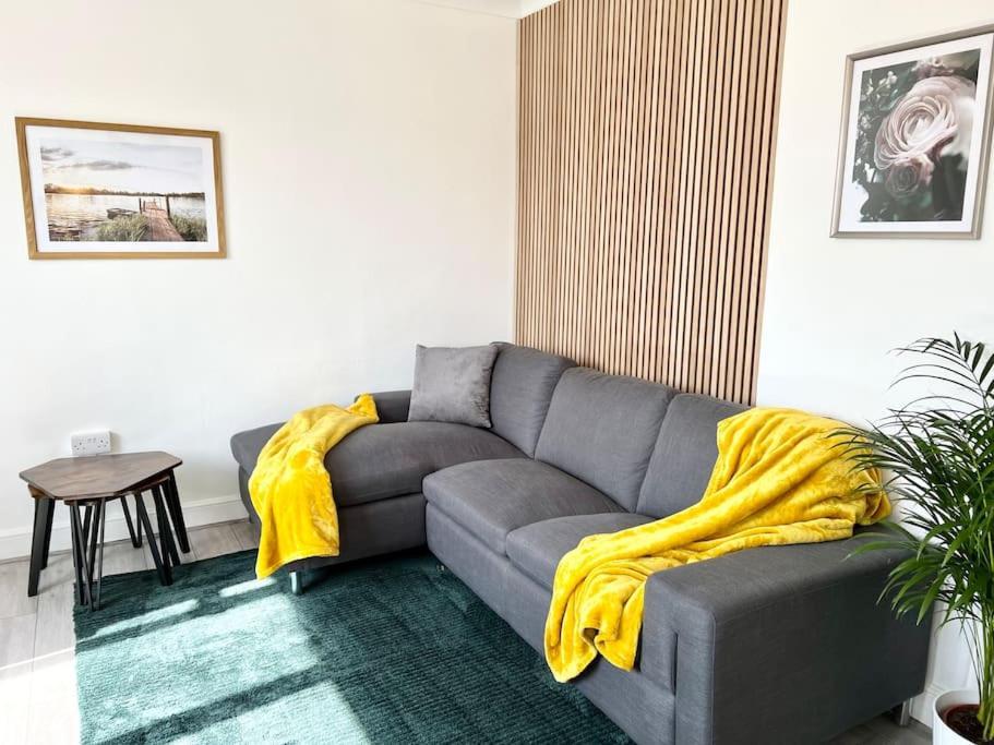 Lovely 3 Bedrooms Flat Apartment *