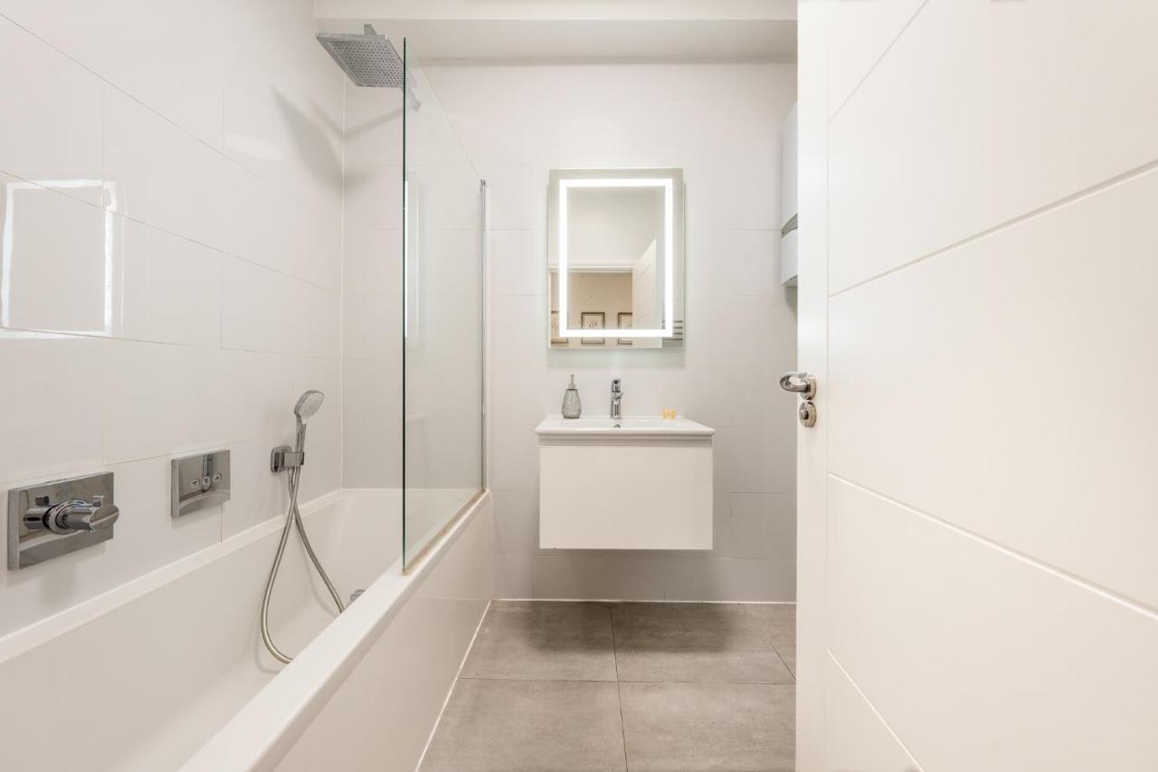 Modern 3 And 2 Bedroom Flat In Central With Installed Ac * London