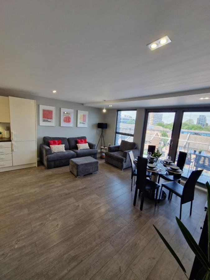 Modern 3 Bed Flat With Private Terrace In Shoreditch Appartement Londen