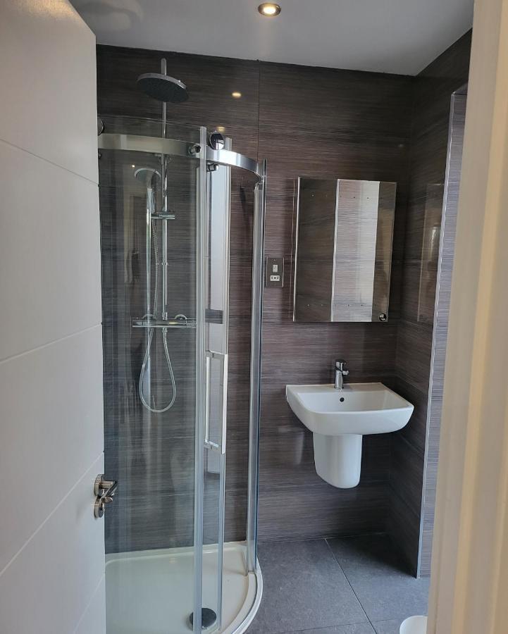 Apartment 2 Bedrooms 2 Baths, 3 Toilets Excel And City Airport O2 Sleeps Up To 5,