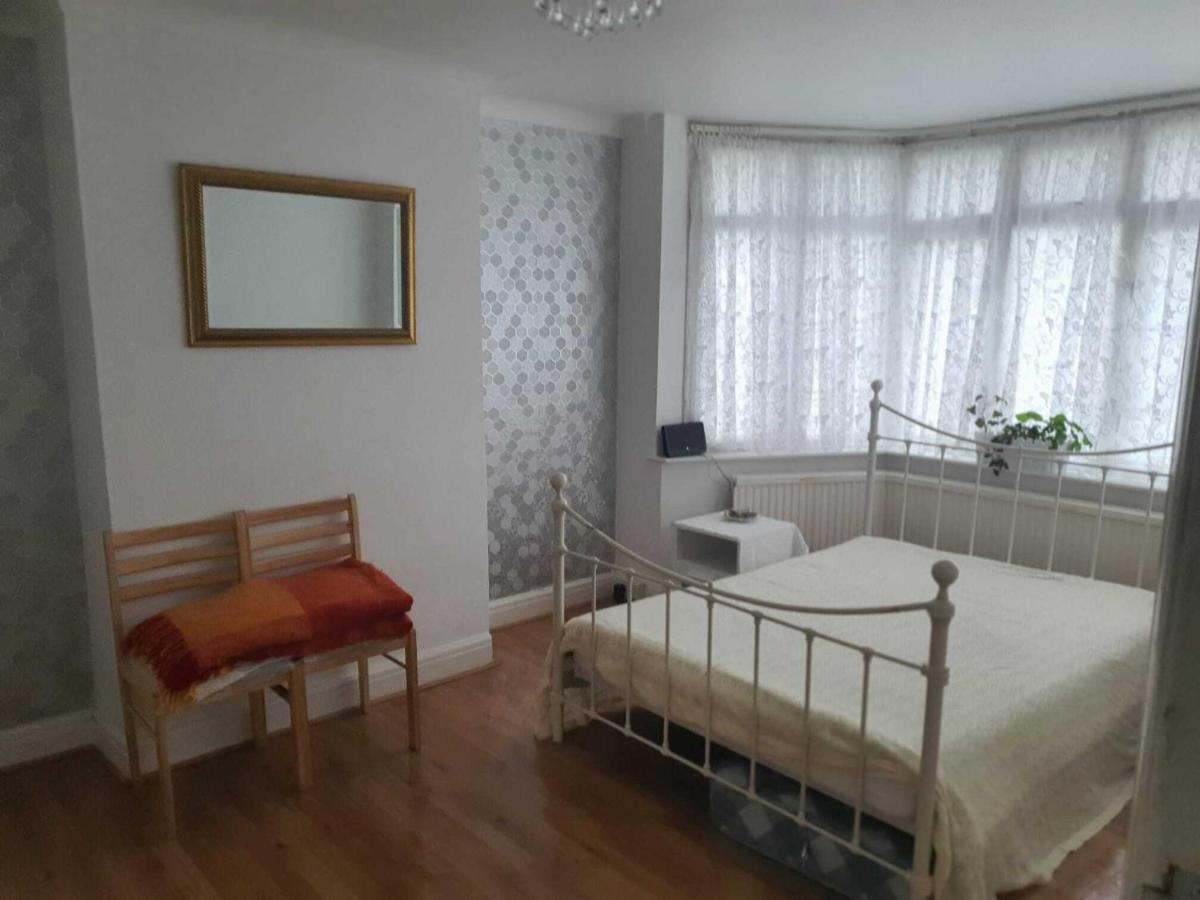 Grey Double Bedroom Appartement Londen