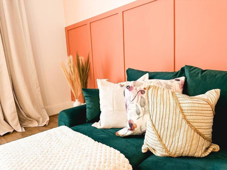 Charming Spacious 2br Flat Near Station Parking * London