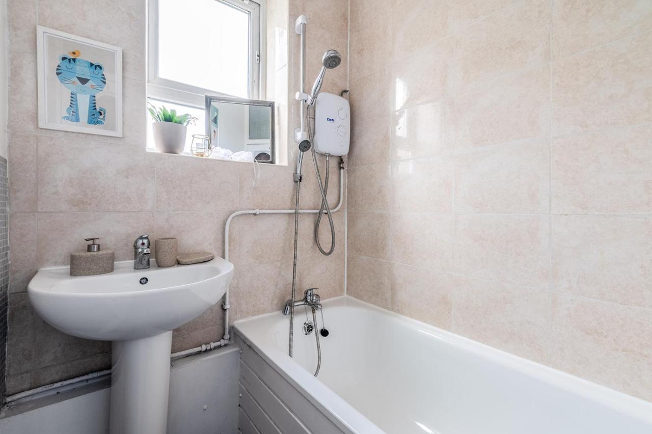 Astonishing Two Bedroom In Nelson Apartment London