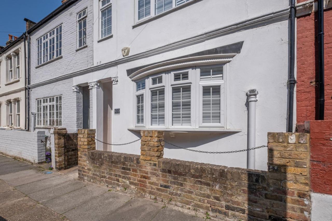Luxury 3 Bedroom 2 Bathroom House, Fulham By 360stays Holiday home *