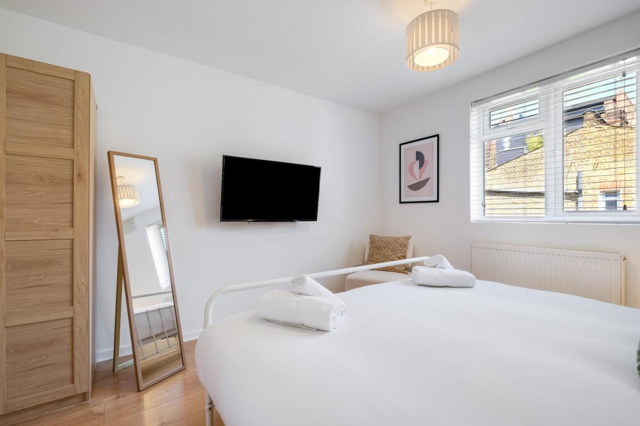 Luxury 3 Bedroom 2 Bathroom House, Fulham By 360stays Holiday home London