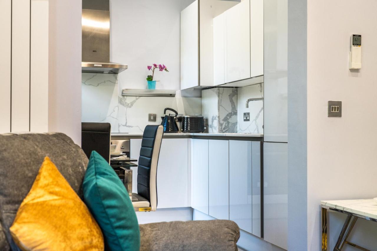 Modern 3 And 2 Bedroom Flat In Central With Installed Ac Apartment
