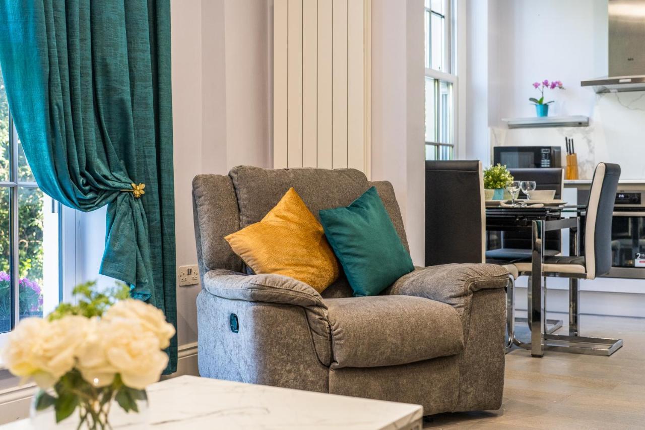 Apartment Modern 3 And 2 Bedroom Flat In Central With Installed Ac *