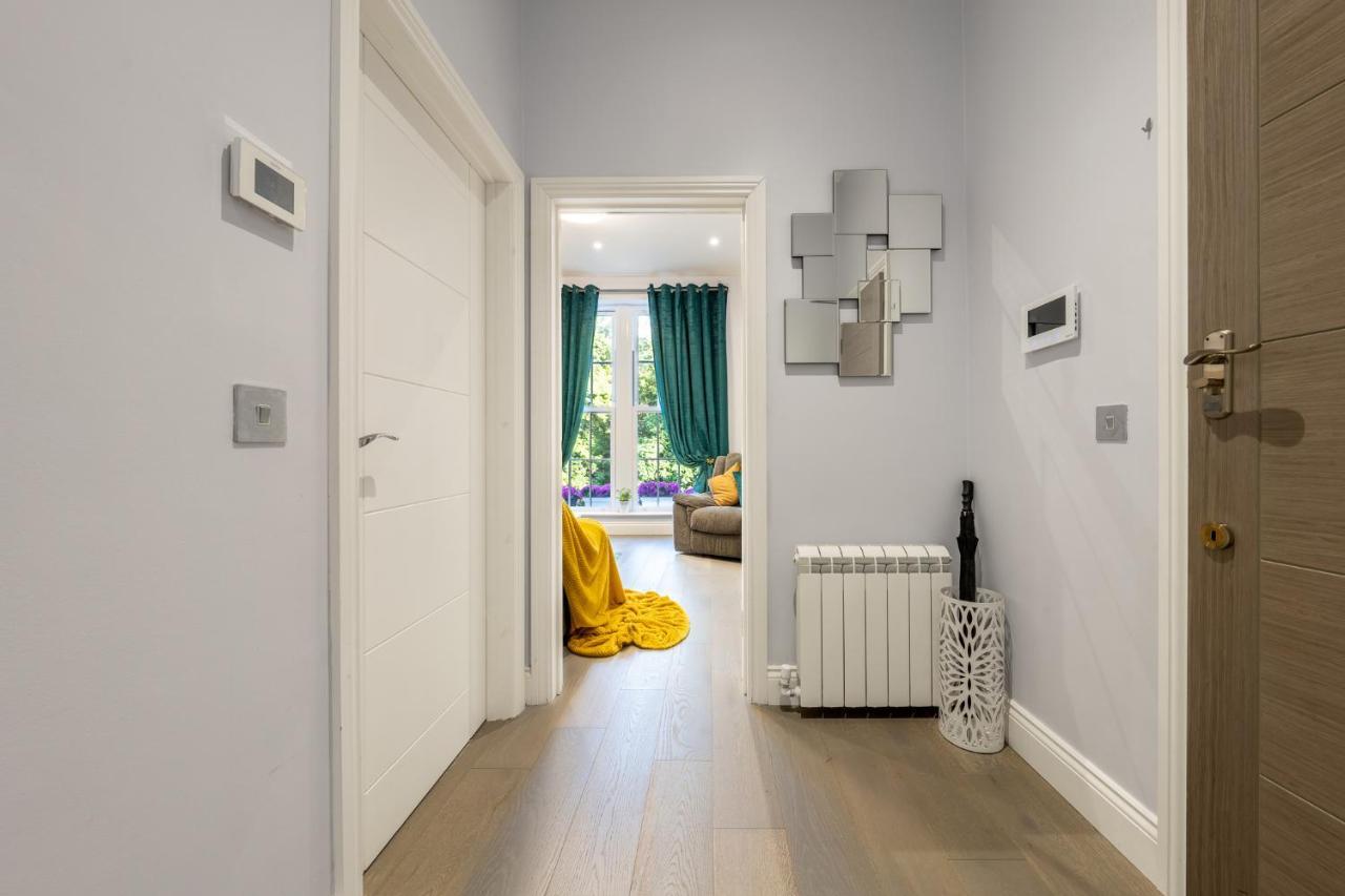 Modern 3 And 2 Bedroom Flat In Central With Installed Ac Apartment