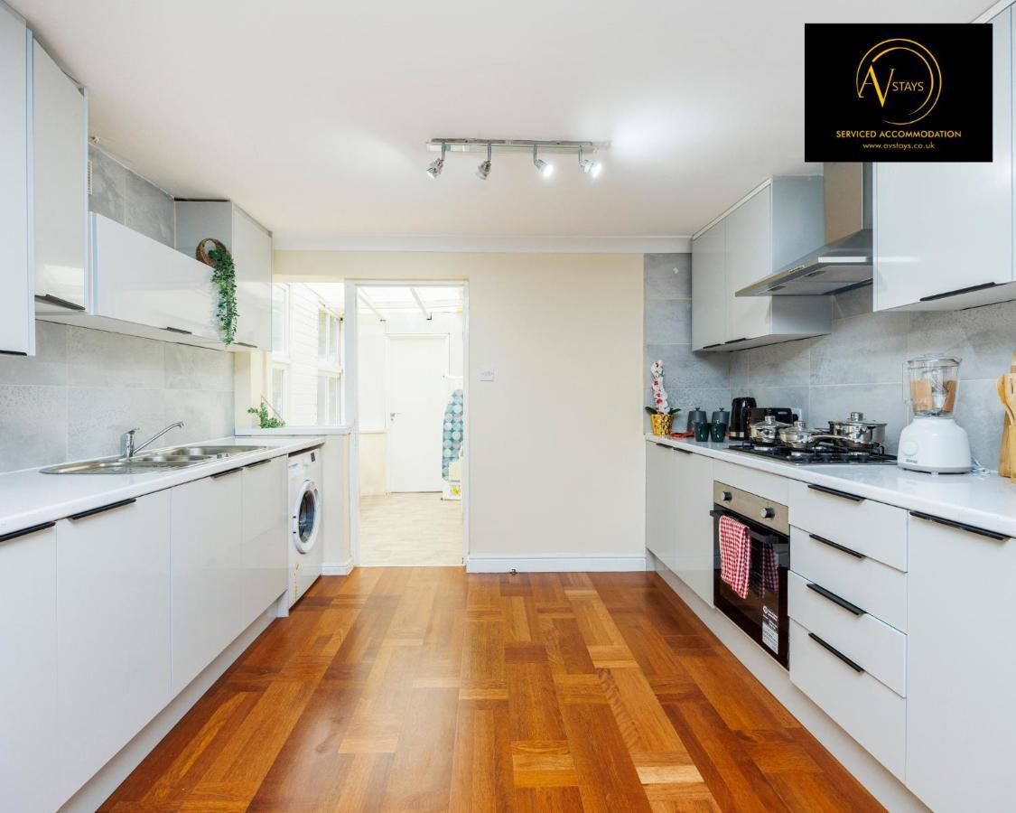 2 Bedroom House By Av Stays Short Lets Croydon With Free Wi-fi * London