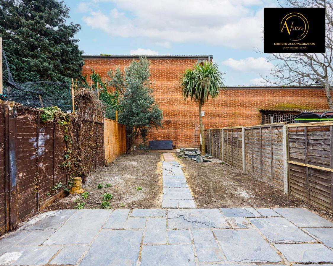 2 Bedroom House By Av Stays Short Lets Croydon With Free Wi-fi *