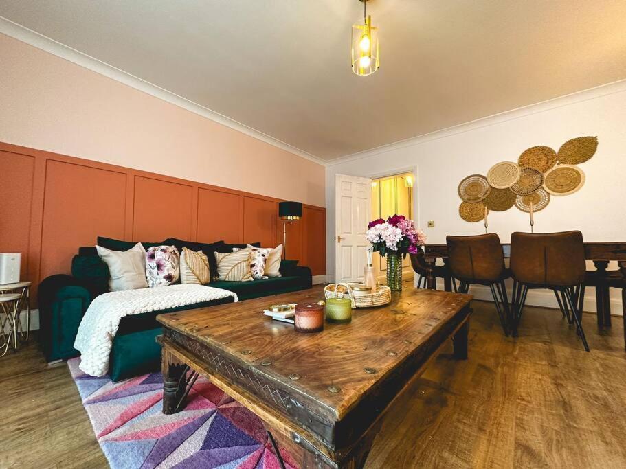 Charming Spacious 2br Flat Near Station Parking Apartment *