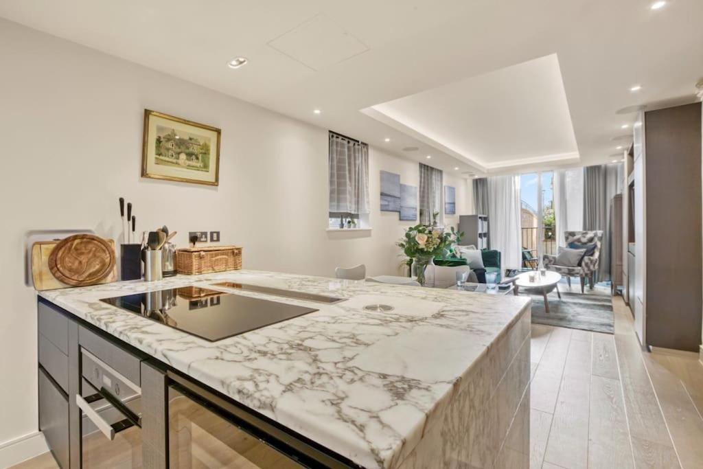 Canal Side Luxury 1 Bed Chelsea Apartment *