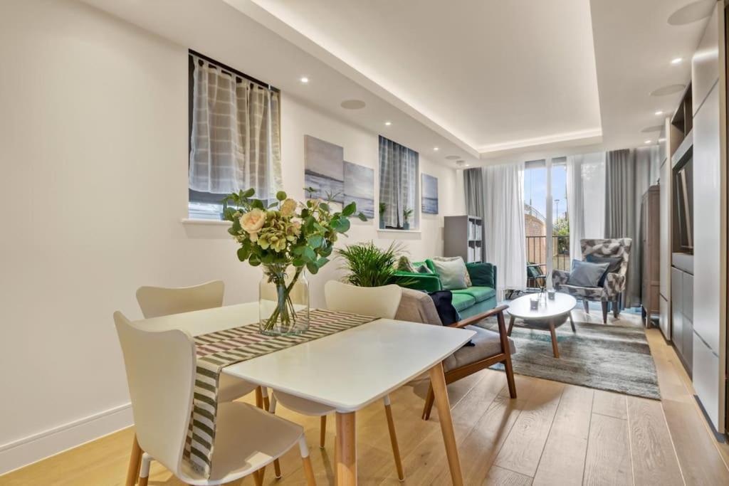 Canal Side Luxury 1 Bed Chelsea Apartment *