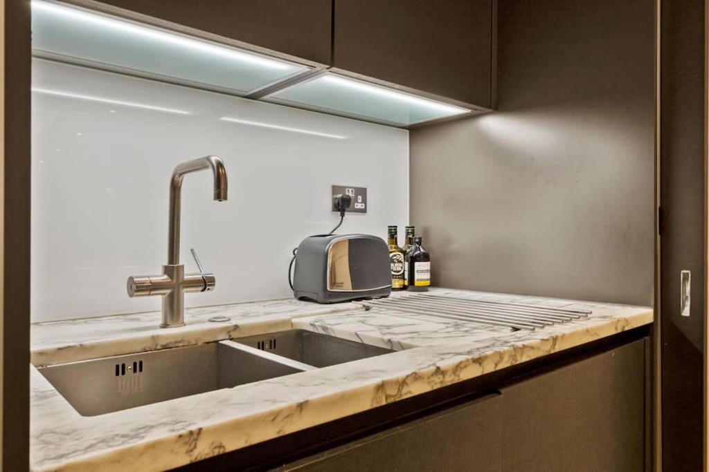 Canal Side Luxury 1 Bed Chelsea Apartment London