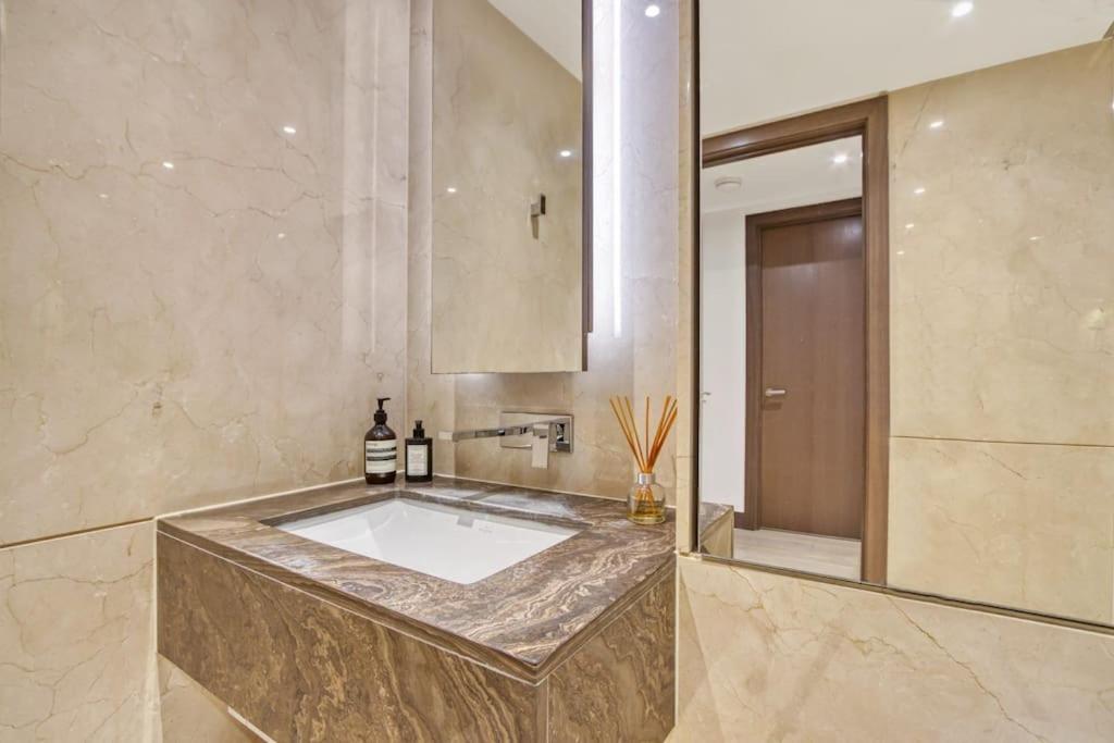 Canal Side Luxury 1 Bed Chelsea Apartment London