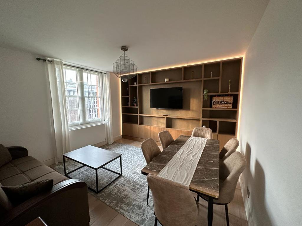 Charming Chelsea Two Bedroom Next To Kings Road! * Londen
