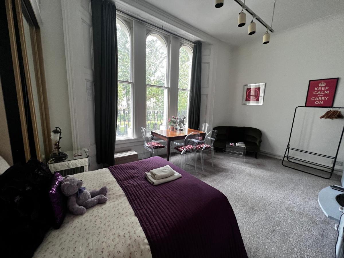 Appartement Hyde Park Has Private Balcony With Tranquil Garden View