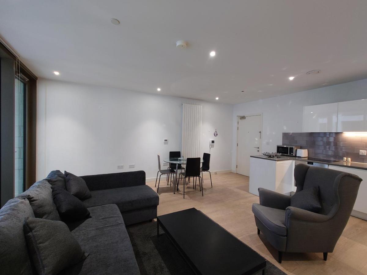 Fully Serviced One Bed In Royal Wharf Leilighet London