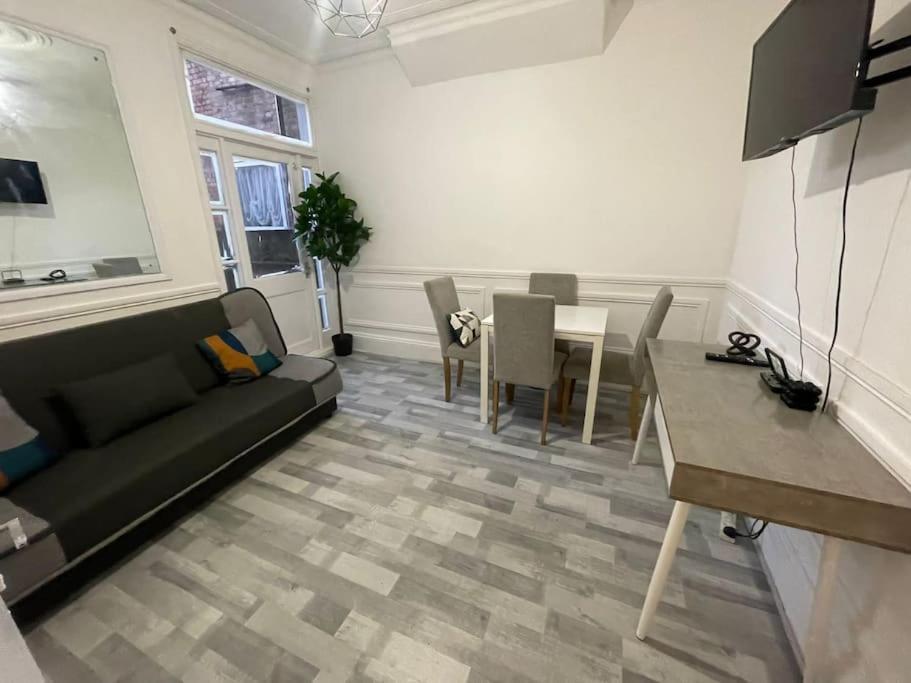 Ground Floor 2 Bed Flat With Garden North Leilighet *