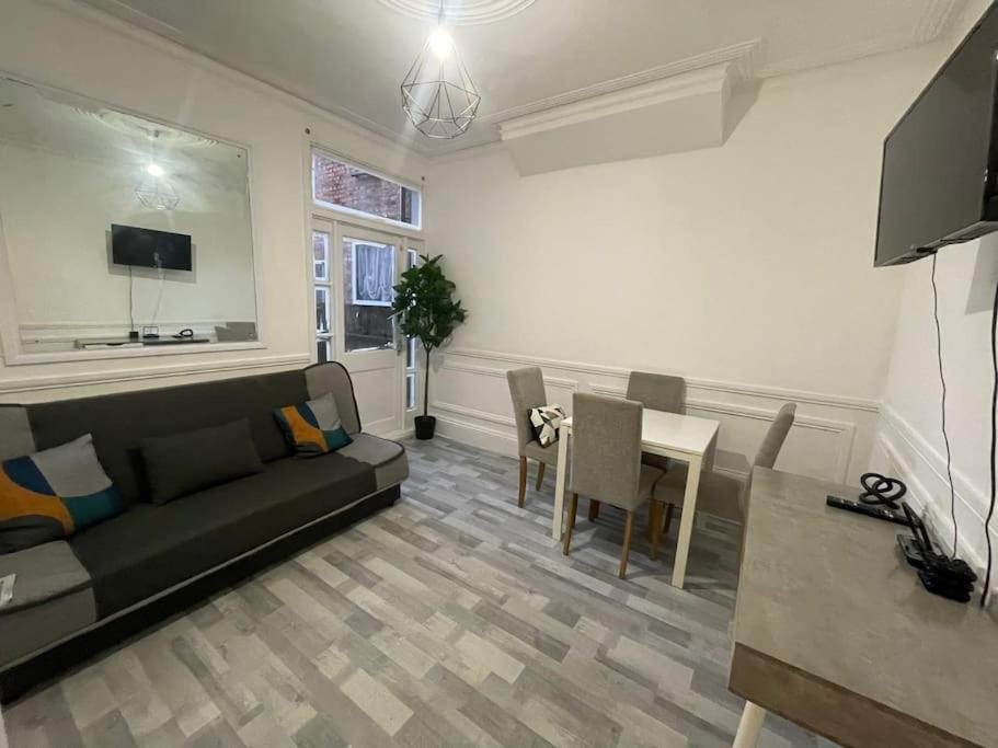 Ground Floor 2 Bed Flat With Garden North Apartment *