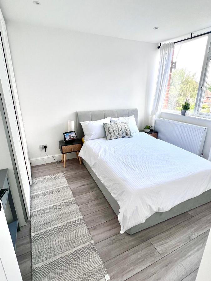 Beautiful 5-bedroom Private House In Quiet Street 2 Minutes From Station Vakantiehuis