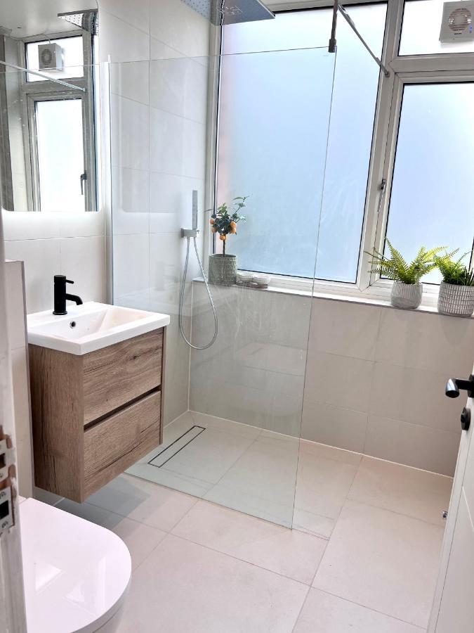 Vakantiehuis Beautiful 5-bedroom Private House In Quiet Street 2 Minutes From Station