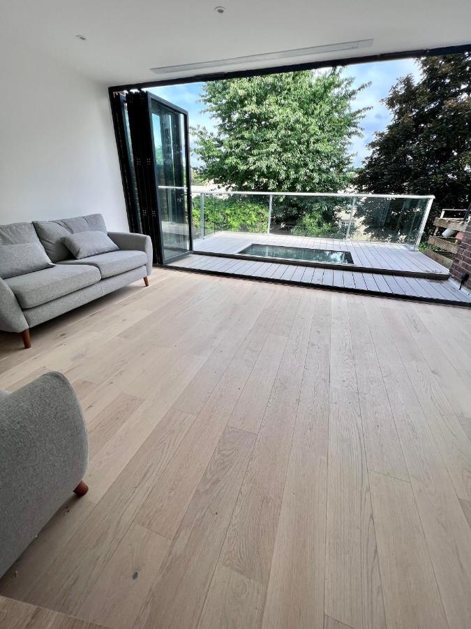 Beautiful 5-bedroom Private House In Quiet Street 2 Minutes From Station Vakantiehuis Londen
