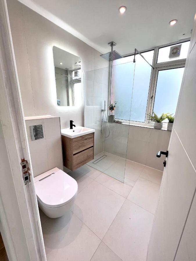 Beautiful 5-bedroom Private House In Quiet Street 2 Minutes From Station Holiday home