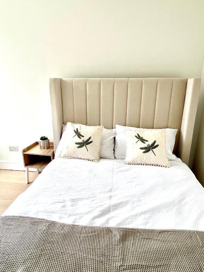 Beautiful 5-bedroom Private House In Quiet Street 2 Minutes From Station Vakantiehuis Londen
