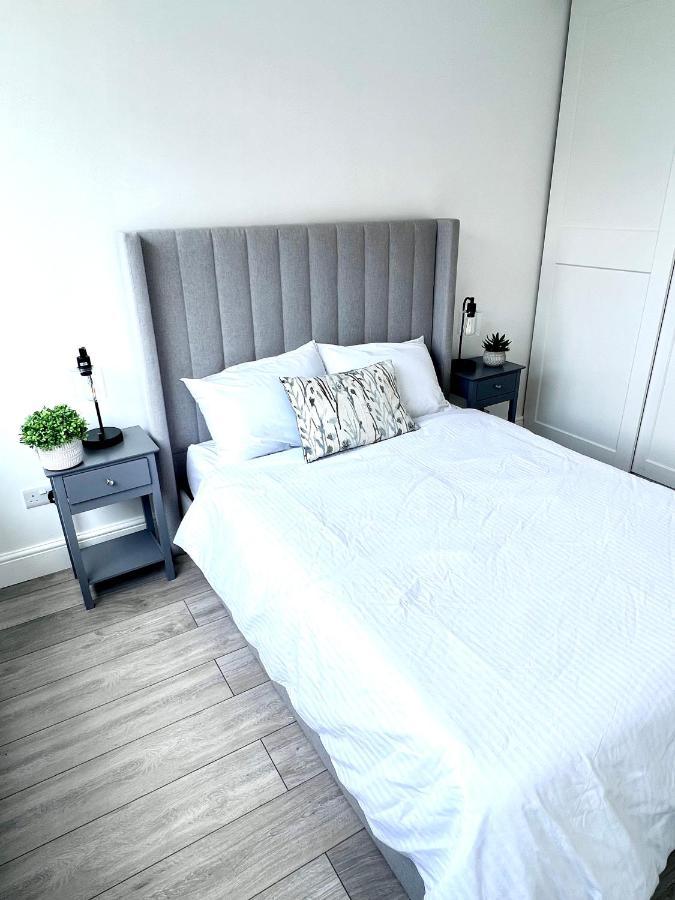 Beautiful 5-bedroom Private House In Quiet Street 2 Minutes From Station Vakantiehuis Londen