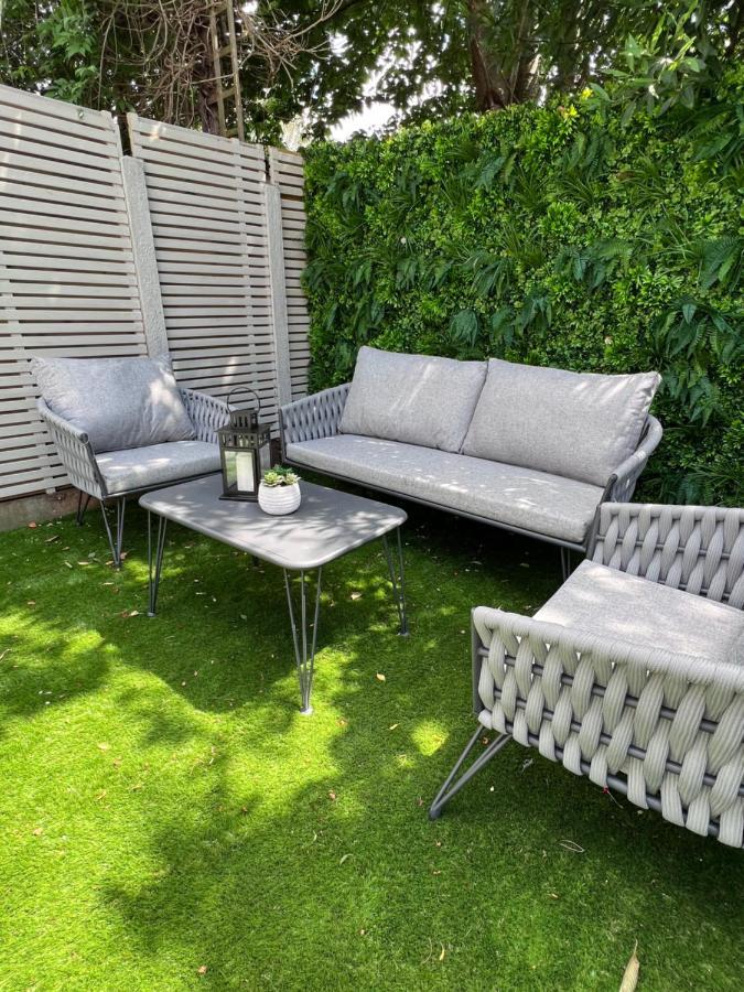 Beautiful 5-bedroom Private House In Quiet Street 2 Minutes From Station Vakantiehuis *