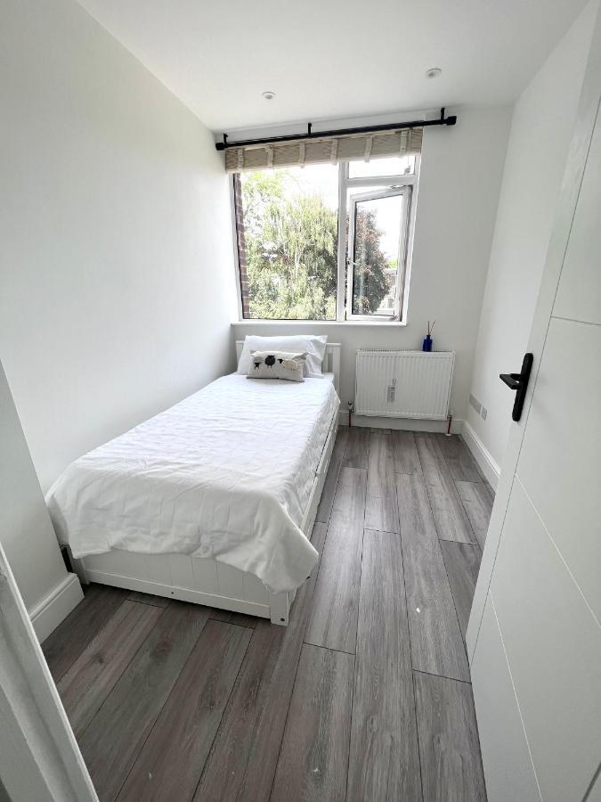 Beautiful 5-bedroom Private House In Quiet Street 2 Minutes From Station Londen