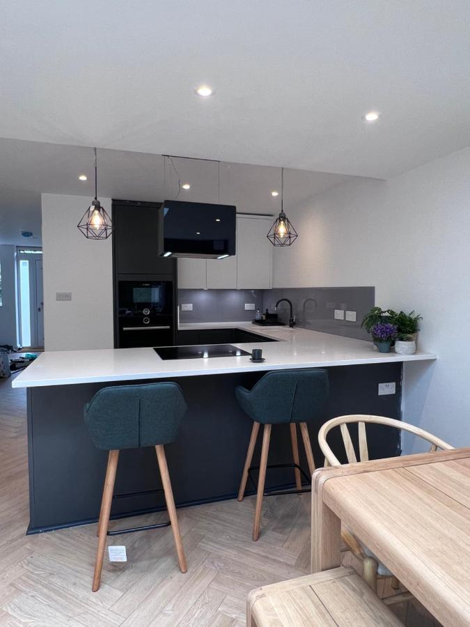 Vakantiehuis Beautiful 5-bedroom Private House In Quiet Street 2 Minutes From Station Londen