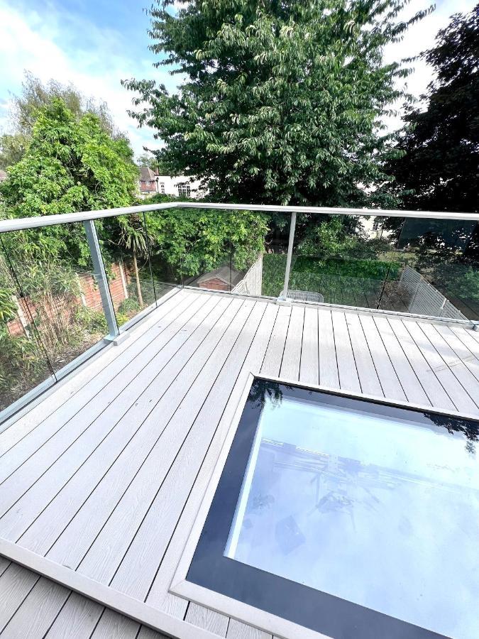 Vakantiehuis Beautiful 5-bedroom Private House In Quiet Street 2 Minutes From Station