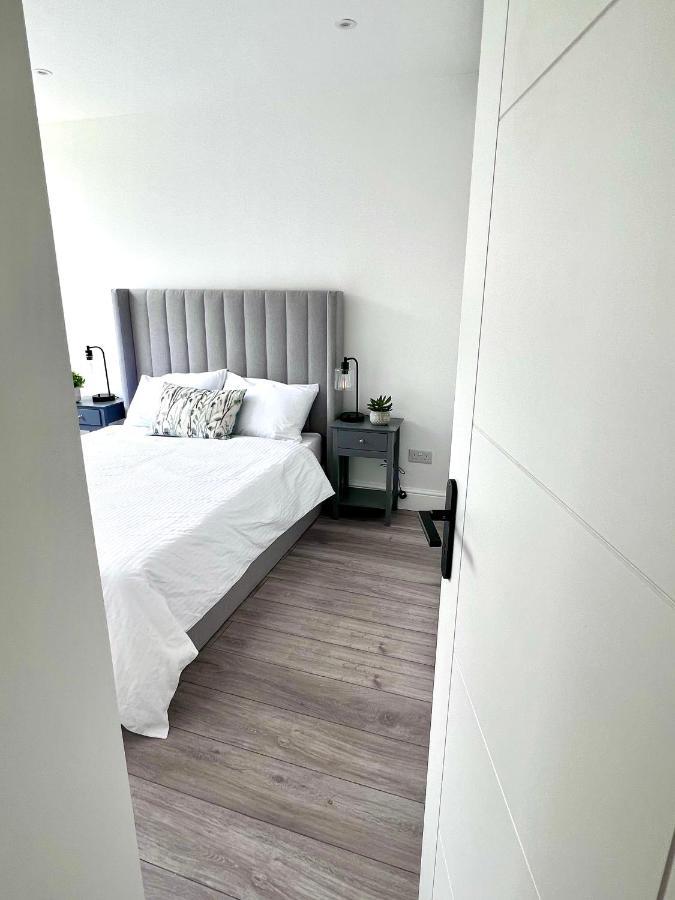 Beautiful 5-bedroom Private House In Quiet Street 2 Minutes From Station Londen