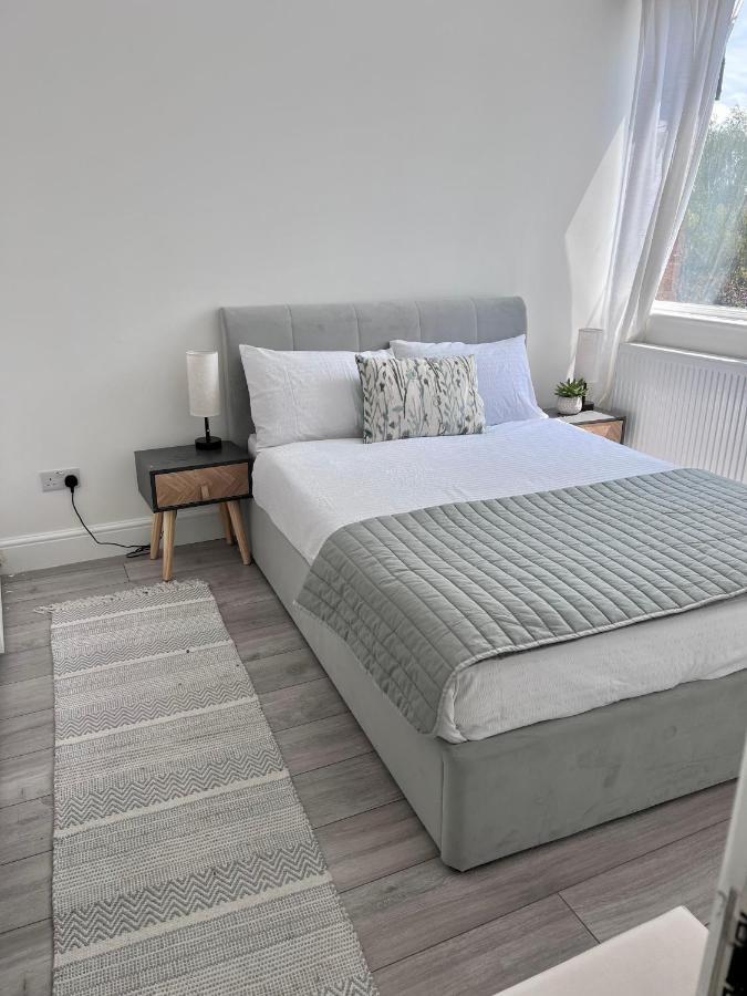 Beautiful 5-bedroom Private House In Quiet Street 2 Minutes From Station Londen