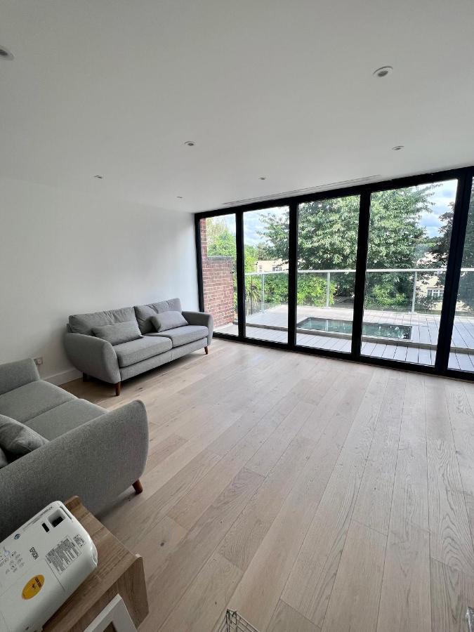 Beautiful 5-bedroom Private House In Quiet Street 2 Minutes From Station Vakantiehuis