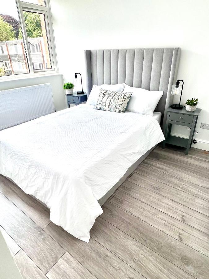 Beautiful 5-bedroom Private House In Quiet Street 2 Minutes From Station * Londen