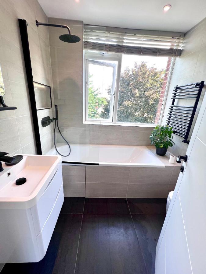 Vakantiehuis Beautiful 5-bedroom Private House In Quiet Street 2 Minutes From Station Londen