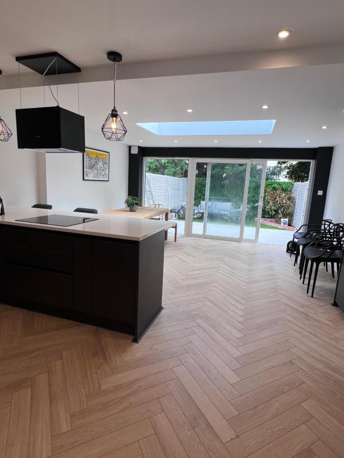 Beautiful 5-bedroom Private House In Quiet Street 2 Minutes From Station Vakantiehuis *
